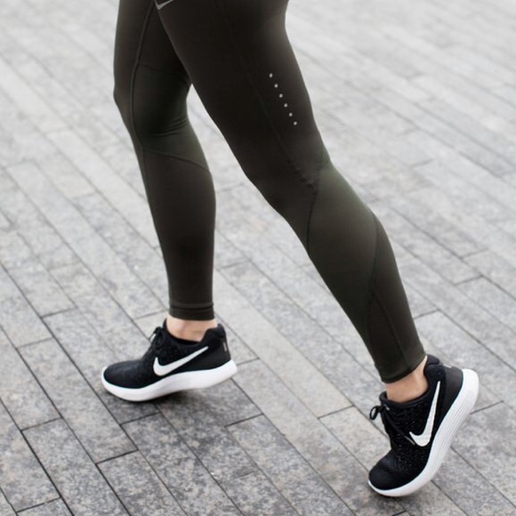 NWT Nike LunarEpic Low Flyknit 2 W/Black WMNS - Picture 3 of 7